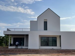 บ้านออกแบบสถาปัตยกรรม หลังคาจั่วสีขาว ระหว่างก่อสร้าง โดย Maji Studio