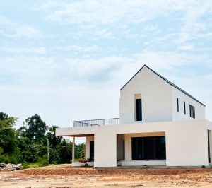 บ้านออกแบบสถาปัตยกรรม หลังคาจั่ว มุมกว้าง ระหว่างก่อสร้าง โดย Maji Studio