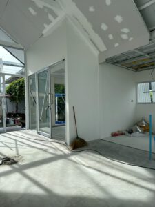 งานก่อสร้างภายใน ฉาบผนังและฝ้าเพดาน โดย Maji Studio
