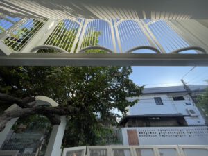 รีโนเวทหลังคากันสาดหน้าบ้าน โดย Maji Studio