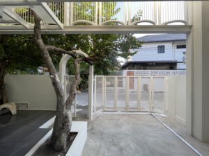 รีโนเวทลานจอดรถและประตูรั้ว โดย Maji Studio