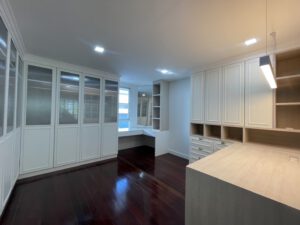 รีโนเวทห้องภายใน ตู้บิลท์อินและพื้นไม้ โดย Maji Studio